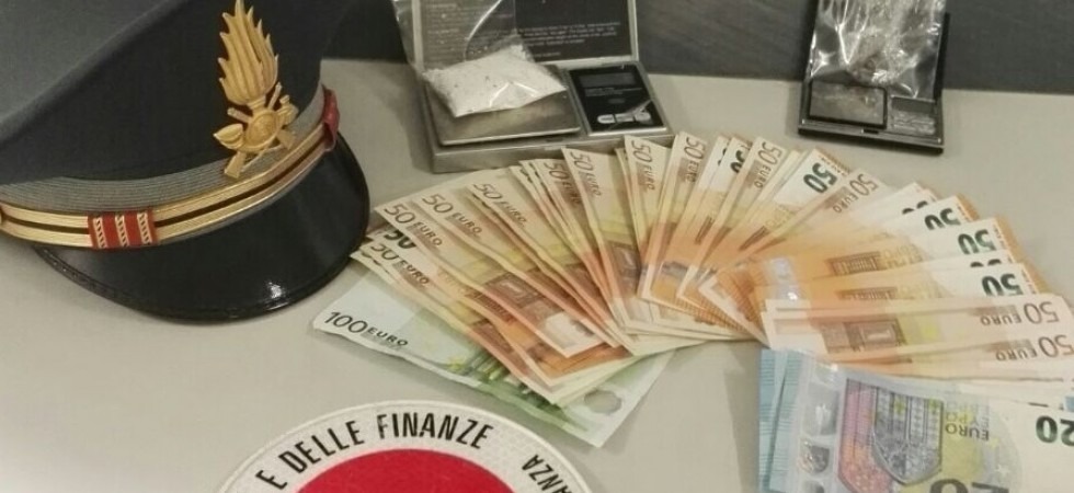 In casa 50 dosi di eroina e cocaina: arrestati due uomini
